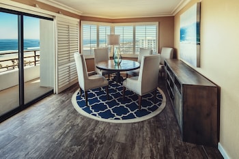 Deluxe Suite, 1 Double Bed, Mobility Accessible, Balcony (Roll-in Shower, Huntington Tower)