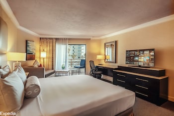 Room, 1 King Bed, Balcony, Partial Ocean View (Huntington Tower)