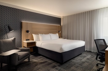 Standard Room, 1 King Bed, Atrium view
