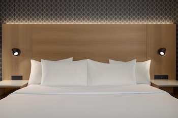 Standard Room, 1 King Bed, Atrium view