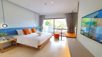 Premier Room, 1 King Bed, Pool View