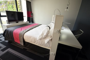 Suite, 1 King Bed with Sofa bed