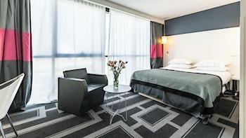 Standard Room, 1 Queen Bed (Bath/Shower Combo)