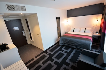 Standard Room, 1 Queen Bed (Bath/Shower Combo)