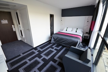 Standard Room, 1 Queen Bed (Bath/Shower Combo)