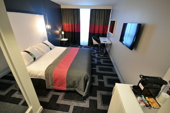 Standard Room, 1 Queen Bed (Bath/Shower Combo)