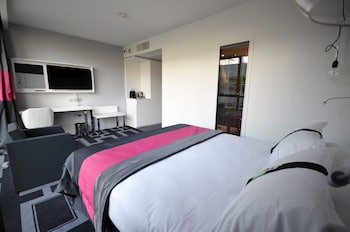 Standard Room, 1 Queen Bed (Bath/Shower Combo)