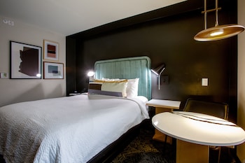 Room, 1 Queen Bed, Roll-in Shower (Communications, Mobility Accessible)