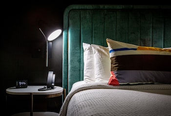 Standard Room, 1 King Bed (Walk-In Shower)