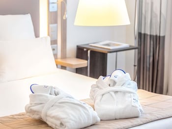 Suite, 1 King Bed with Sofa bed