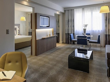 Suite, 1 King Bed with Sofa bed