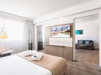 Suite, 1 King Bed with Sofa bed