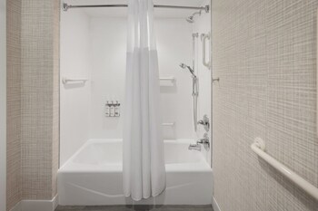 Room, 2 Queen Beds, Mobility Accessible (Accessible Tub)