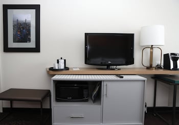 Standard Room, 1 Queen Bed, Accessible (Mobility)