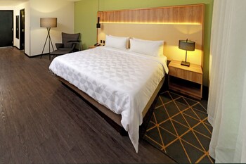 Standard Room, 1 King Bed, City View
