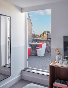 Room, 1 King Bed, Balcony (Essential)