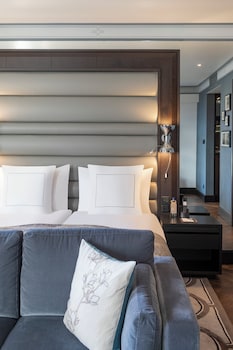 Executive Room, Lake View (Savoy)
