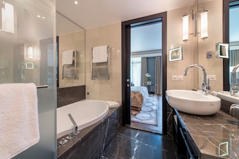 Executive Room, Lake View (Savoy)