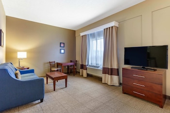 1 King Bed, Suite, Kitchen