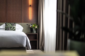 Suite, 1 King Bed, Garden View (Botanic)