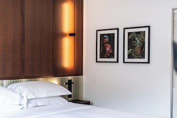 Suite, 1 King Bed, Garden View (Homage)