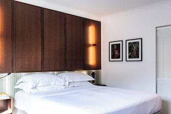 Deluxe Room, 1 King Bed, Garden View