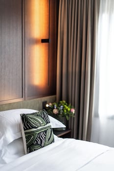Suite, 1 King Bed, Garden View (Homage)