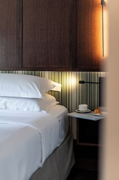 Deluxe Room, 1 King Bed, Garden View