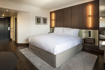 Deluxe Room, 1 King Bed, Garden View