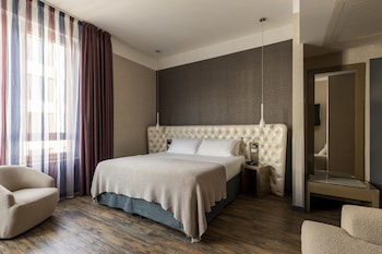 Junior Suite, 1 King Bed, Jetted Tub