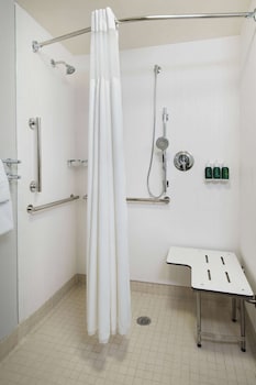 Room, 2 Queen Beds, Accessible (Mobility Rollin Shower)