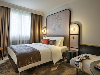 Privilege, Room, Multiple Beds