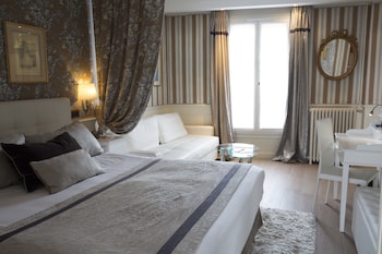 Family Room, 1 King Bed, Non Smoking (with Sofabed)
