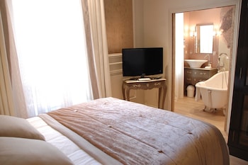 Deluxe Room, 1 Queen Bed, Non Smoking (Larger Room;Twin bed on request)