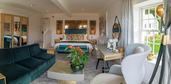 Luxe Hot Tub Suite