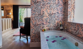 Mews Hot Tub Suite