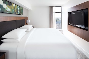 Suite, 1 King Bed, Kitchenette