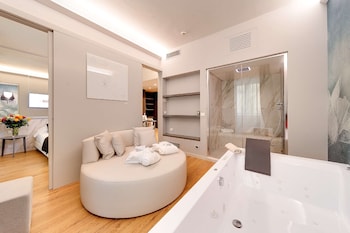 Suite, 1 King Bed, Non Smoking, Jetted Tub (Living Room)