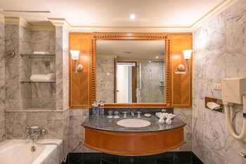 Executive Room, 1 King Bed, River View
