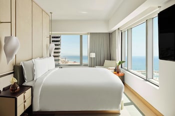 Club Suite, 1 King Bed, Corner
