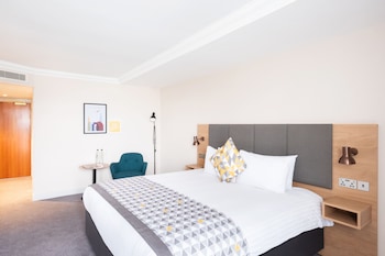 Premium Room, 1 Queen Bed (Stocked Minibar)