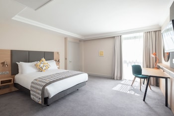 Premium Room, 1 Queen Bed (Stocked Minibar)