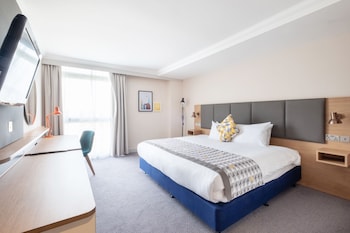 Premium Room, 1 King Bed (Stocked Minibar)