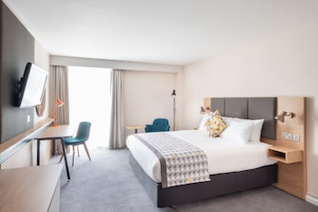 Premium Room, 1 Queen Bed (Stocked Minibar)