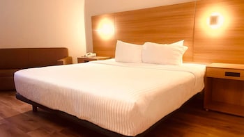 Room with 1 King Bed, 1-Person Sofabed