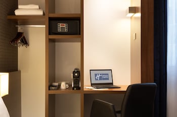 Standard Room, 1 Queen Bed (Free Breakfast)