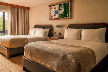 Room, 2 Queen Beds, Balcony, Mountain View
