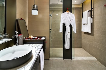 Executive, 2 Doubles, L65 Lounge Access, High Floor, Balcony, City View