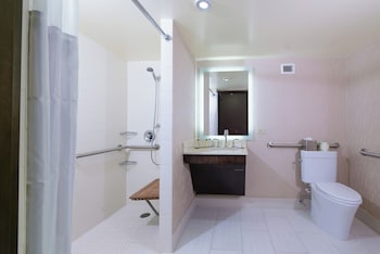 Room, 1 King Bed, Accessible, Non Smoking (Roll in Shower)