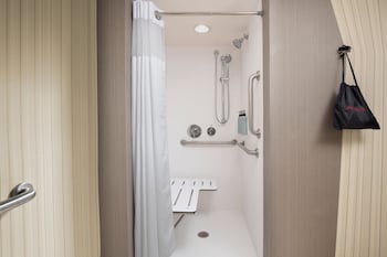 Room, 2 Queen Beds, Hearing Accessible (Roll-in Shower)